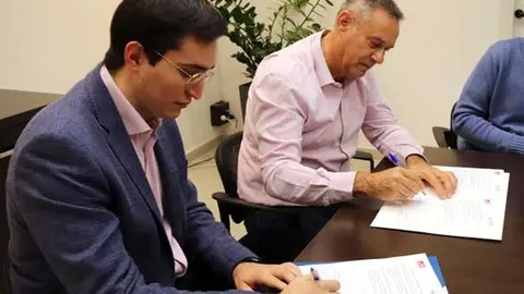 Firma del Pacto de LLiçà d'Amunt entre Ignasi Simón y Teodoro Suárez