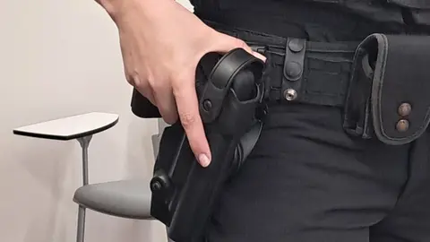 Una_de_les_pistoles_de_gas_pebre