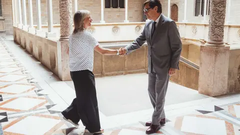 Salvador Illa saluda a Alba Barnusell avans de la reunió d'avui a la Generalitat