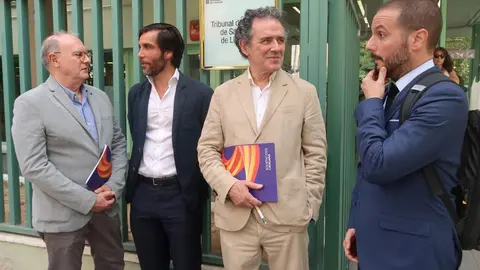 Los miembros de SCC a la entrada del juzgado hoy