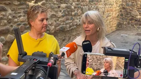 L'alcaldessa de Granollers, Alba Barnusell, i la regidora d'Obres, Gemma Giménez, en una atenció als mitjans de comunicació davant de les muralles
