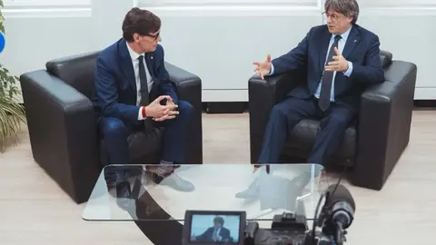 Salvador Illa y Carles Puigdemont en la reunión celebrada en Bruselas