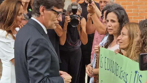 Salvador Illa se encontró una manifestación de las Educadoras sociales a la puerta de la Escola Ponent