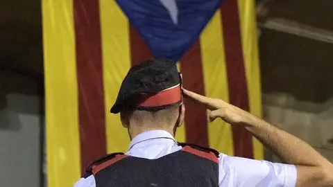 Mosso d'esquadra delante de la estelada