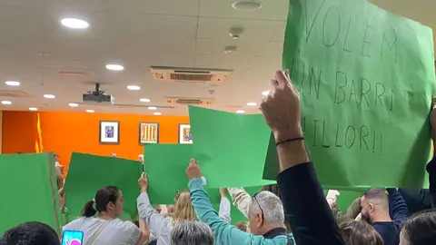 Protestas de la AAVV Font Verda en el ple extraordinari