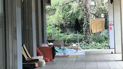 Hasta 8 indigentes duermen en el centro de Granollers a la intemperie
