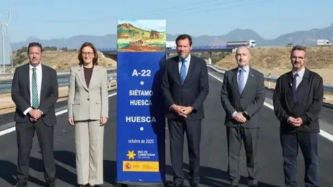 Los inauguradores de la gran nobra con el ministro Puente a la cabeza