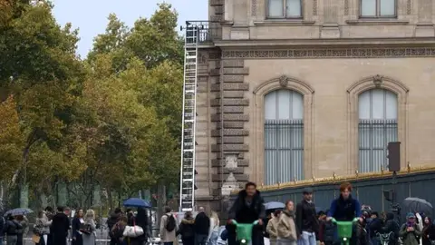 La escalera utilizada para el robo del siglo en el Louvre