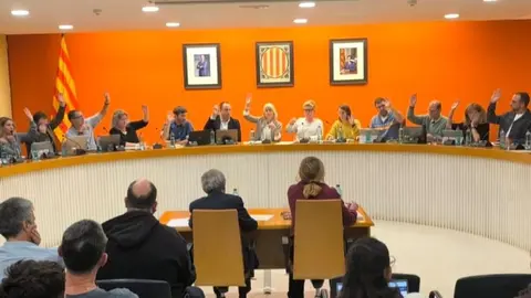 Los 13 concejales del PSC votando a favor del incremento en las ordenanzas fiscales del 2026