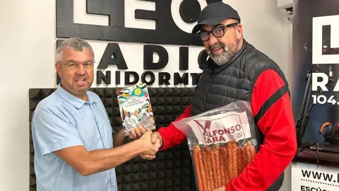 Koldo García regalando chistorras al periodista Leopoldo Bernabéu