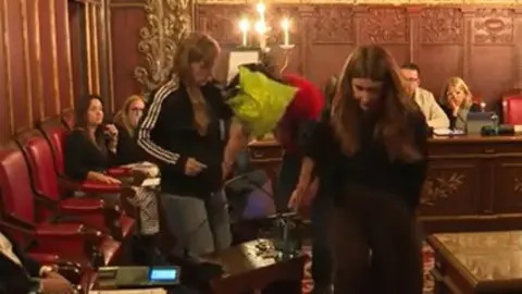 Regidors de la CUP de VIc marxan del ple