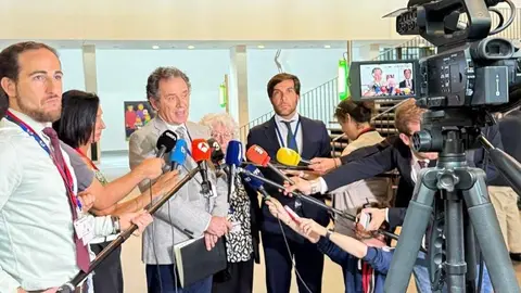Álex Ramos, presidente de SCC, Teresa Freixes, vicepresidenta de la entidad, y el abogado Juan Chapapría, tras la vista oral celebrada el pasado 15 de julio en el TJUE