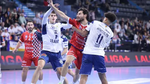 El BM Granollers no supo frenar el ataque alicxantino en los momentos clave del partido. Foto Xavier Solanas