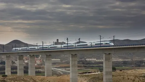 LAV Madrid-Barcelona_viaducto_con tren_R0254D-052