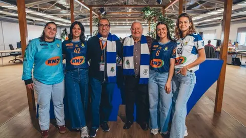 Josep Mª Lloreda (KH7) junt al presidemt del BM Granollers, Alfred Serra y varias jugadoras del primer equip femení