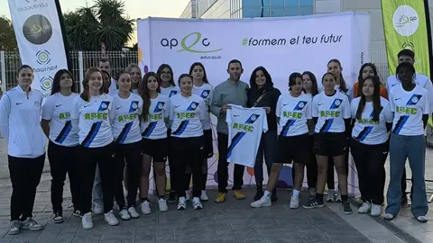 Las jugadoras, con su nueva camiseta, posan con su presidenta y el director de APEC