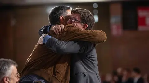 El abrazo entre Pedro Sánchez I (el olvidadizo) y Paco Salazar