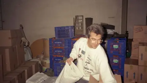 1999 Leandre Terrats preparant material pels atletes