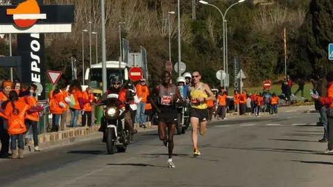 2013 la filera de voluntaris a l'avituallament de Llerona es impressionant