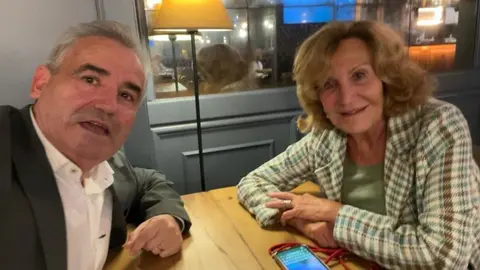 Maria Eugenia Cuenca con Oscar Ben&iacute;tez, ex-escolta de la consellera