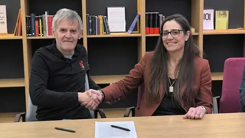 Signatura del conveni entre  Estabanell i la Mitja 1