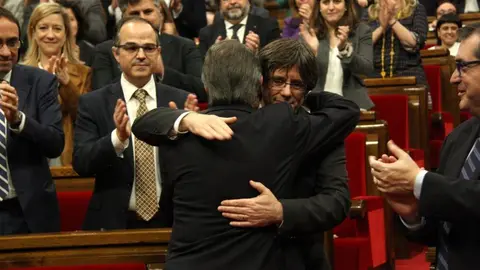 Abra&ccedil;ada de Mas_i_Puigdemont al finalitzar el debat investidura