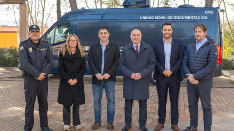 El Delegado y la Subdelegada del Gobierno junto al alcalde Lli&ccedil;a de Vall y autoridades delante del VIDOC (veh&iacute;culo Integral de Documentaci&oacute;n) de la Polic&iacute;a Nacional