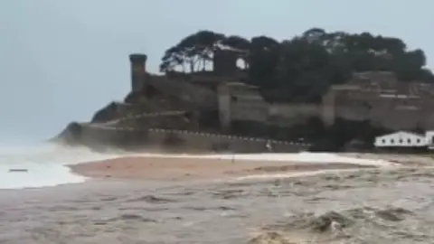 El mar de ha comido, pr&aacute;cticamente, la playa de Tossa de Mar (Girona)