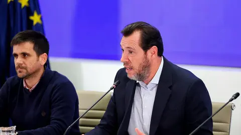 El ministro de Transportes y Movilidad Sostenible, &Oacute;scar Puente, junto al director de Operaciones de Renfe, Jos&eacute; Alfonso G&aacute;lvez. Foto Web Moncloa