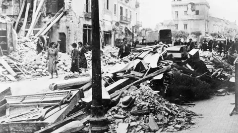 Efectos del bombardeo en la calle de Anselm Clav&eacute; y en la pl. Maluquer. Biblioteca Nacional Espa&ntilde;a