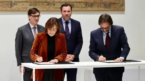 &Oacute;scar Puente y Salvador Illa presiden la firma entre los socios de la nueva operadora Rodalies de Catalunya.