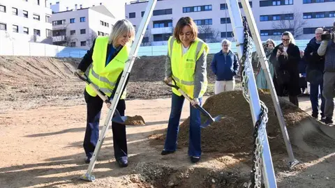 Silvia Paneque i Alba Barnusell posant la primera pedra per a la construcci&oacute; de 57 habitatges de lloguer assequible