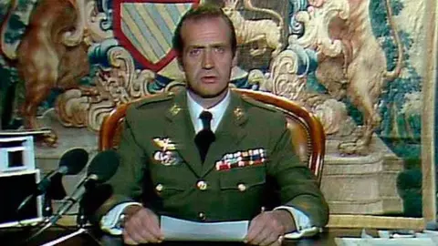El Rey Juan Carlos I en la retransmisi&oacute;n de su mensaje a los espa&ntilde;oles la noche del 23-F