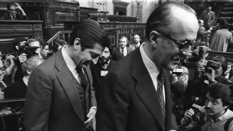Adolfo Su&aacute;rez, detr&aacute;s de Leopoldo Calvo Sotelo