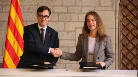 El presidente Salvador Illa y J&eacute;ssica Albiach de Comuns firman el acuerdo presupuestario Foto Gencat