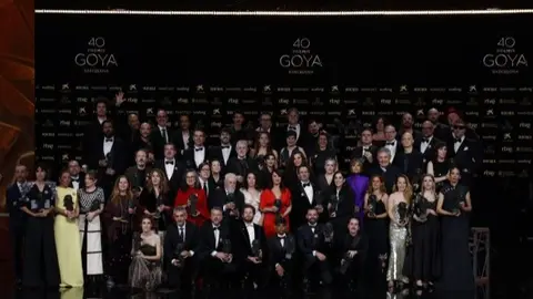 La foto de grupo de los premiados en el Goya 2026