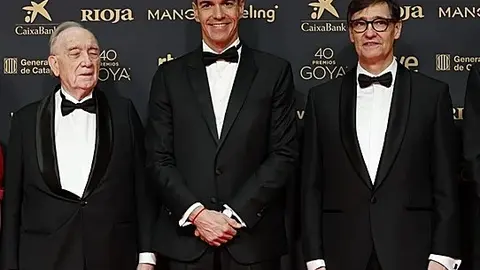 Pedro S&aacute;nchez junto a Salvador Illa y el presidente de la Academia del cine, Fernando M&eacute;ndez-Leite; en los Goya de Barcelona