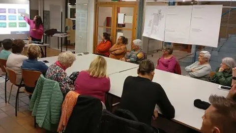 Sesi&oacute;n deliberativa en el barrio de Can Gili