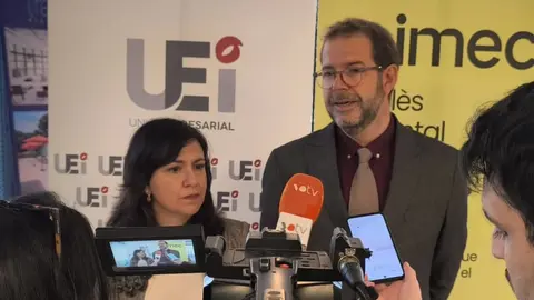 El secretario de Estado de Industria con la diputada Andrea Canelo