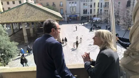 Josep Rull y Alba Barnusell observando la Porxada