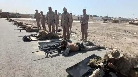 militares espa&ntilde;oles en ejercicio de tiro junto a militares irak&iacute;es. Foto Ministerio Defensa.