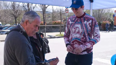 El concejal  Teodoro Su&aacute;rez departiendo con unos ciudadanos