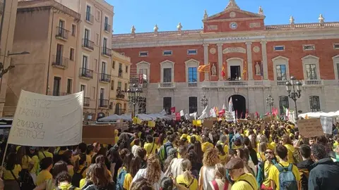manifestacio d'ensenyament a la Pla&ccedil;a de Sant Jaume