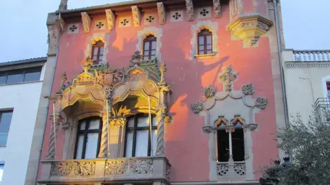 1 la fa&ccedil;ana de l'ajuntament comen&ccedil;ava a ser groga