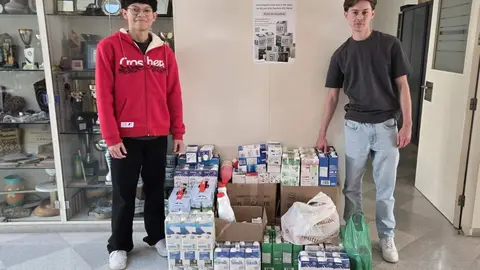 Alumnes de l'Educem de Granollers davant el material recollit