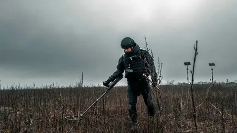 Desminadores en Ucrania se juegan la vida por 430 euros al mes