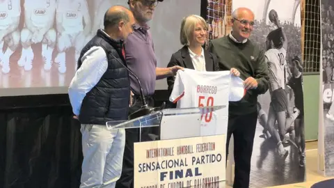 18. Castellv&iacute; recull la samarreta de l'inoblidable Borrego