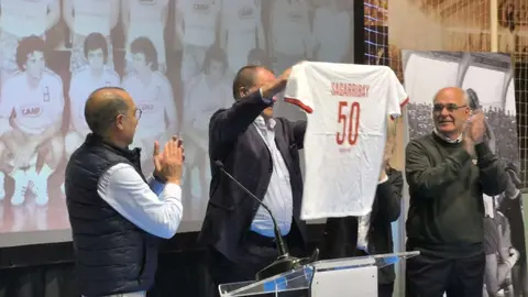 19. Aperador mostra la samarreta del millor jugadorde la final, Sagarribai