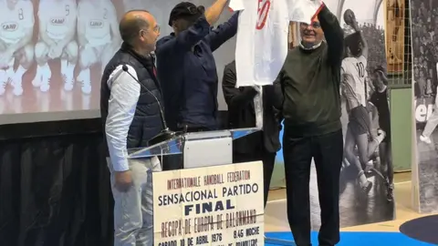 20. Sagarzazu recull la samarreta del gran heroi de la final, Patxi Pagoaga