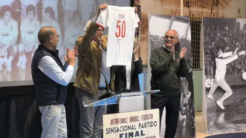 22. Ferran Raga recull la samarreta del gran entrenador, l'home miracle, Joaquin Crespo, Quini